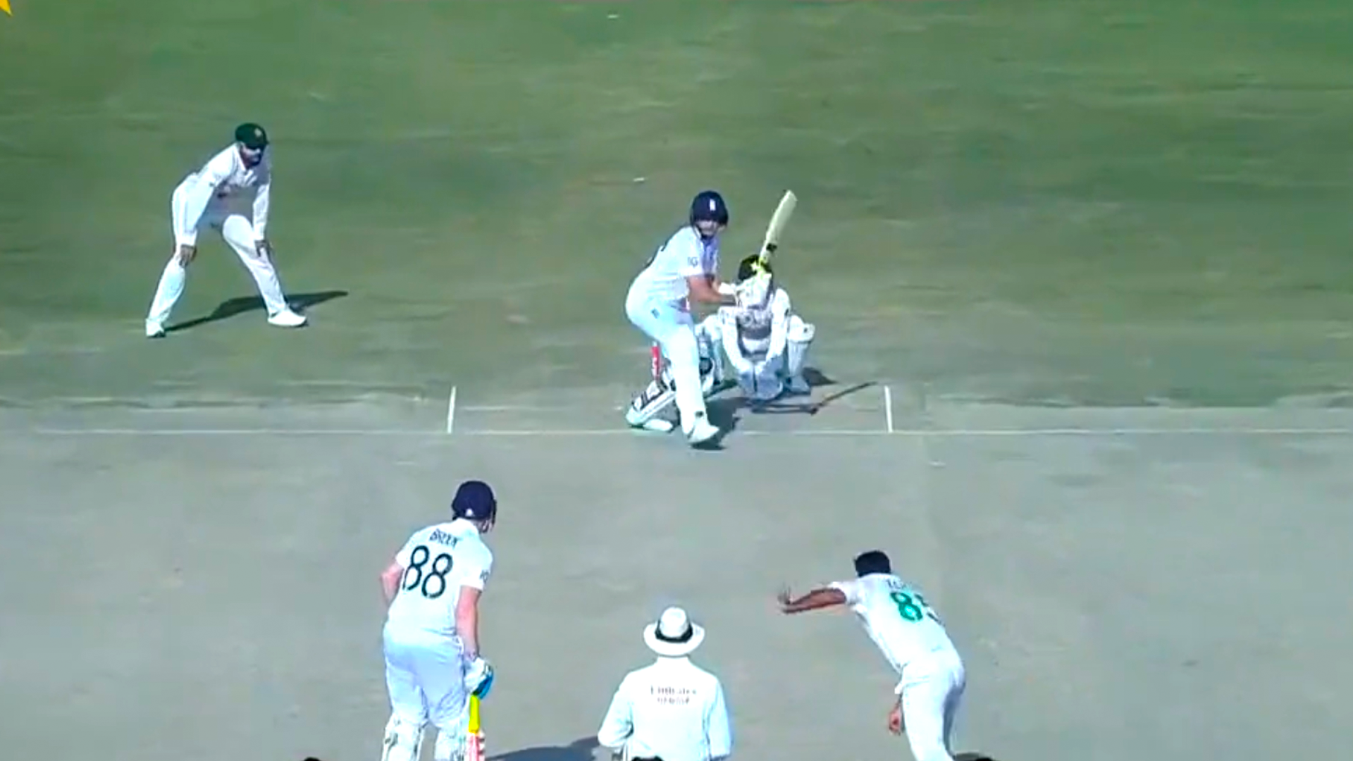 Video- Joe Root Batting Left-Handed Against Pakistani Bowler Gone Viral